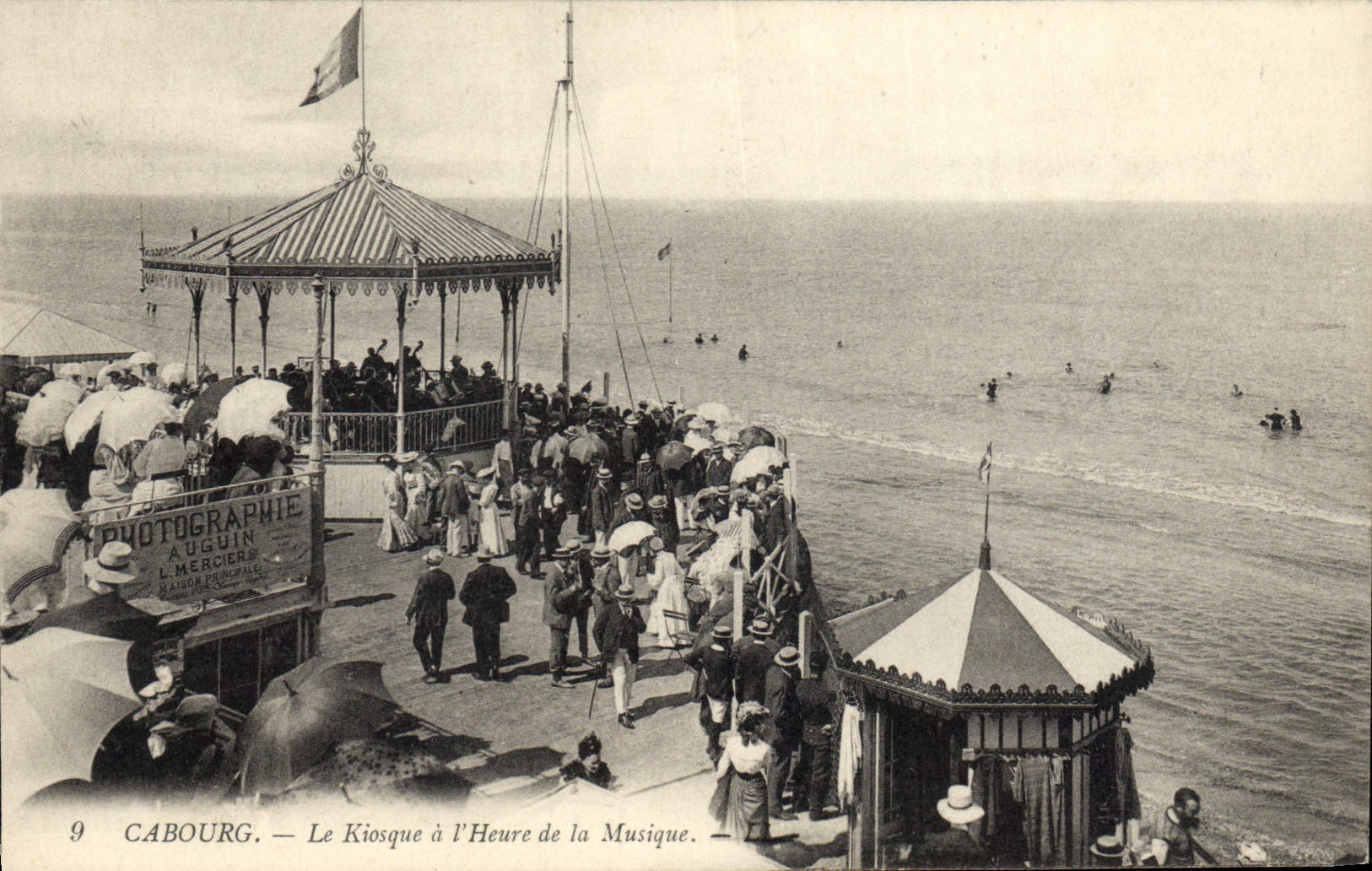 CPA Le Kiosque a l'heure de la musique Cabourg Photographie