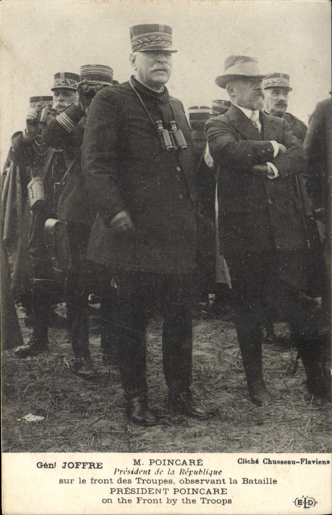Général Joffre et M. Poincaré — sur le front des troupes, observant la bataille — Cliché Chusseau-Flaviens