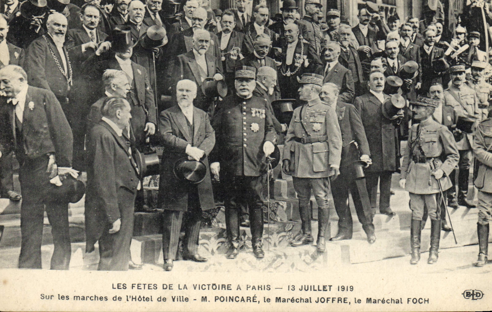 Les Fêtes de la Victoire à Paris — 13 juillet 1919 — sur les marches de l'Hôtel de Ville — M. Poincaré, le Maréchal Joffre, le Maréchal Foch
