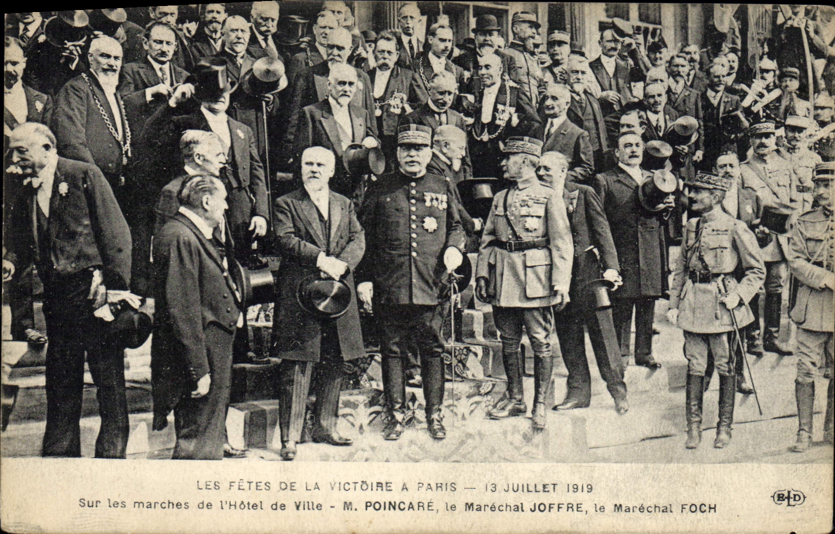 Les Fêtes de la Victoire à Paris — 13 juillet 1919 — M. Poincaré, le Maréchal Joffre, le Maréchal Foch — éditée par B.D.