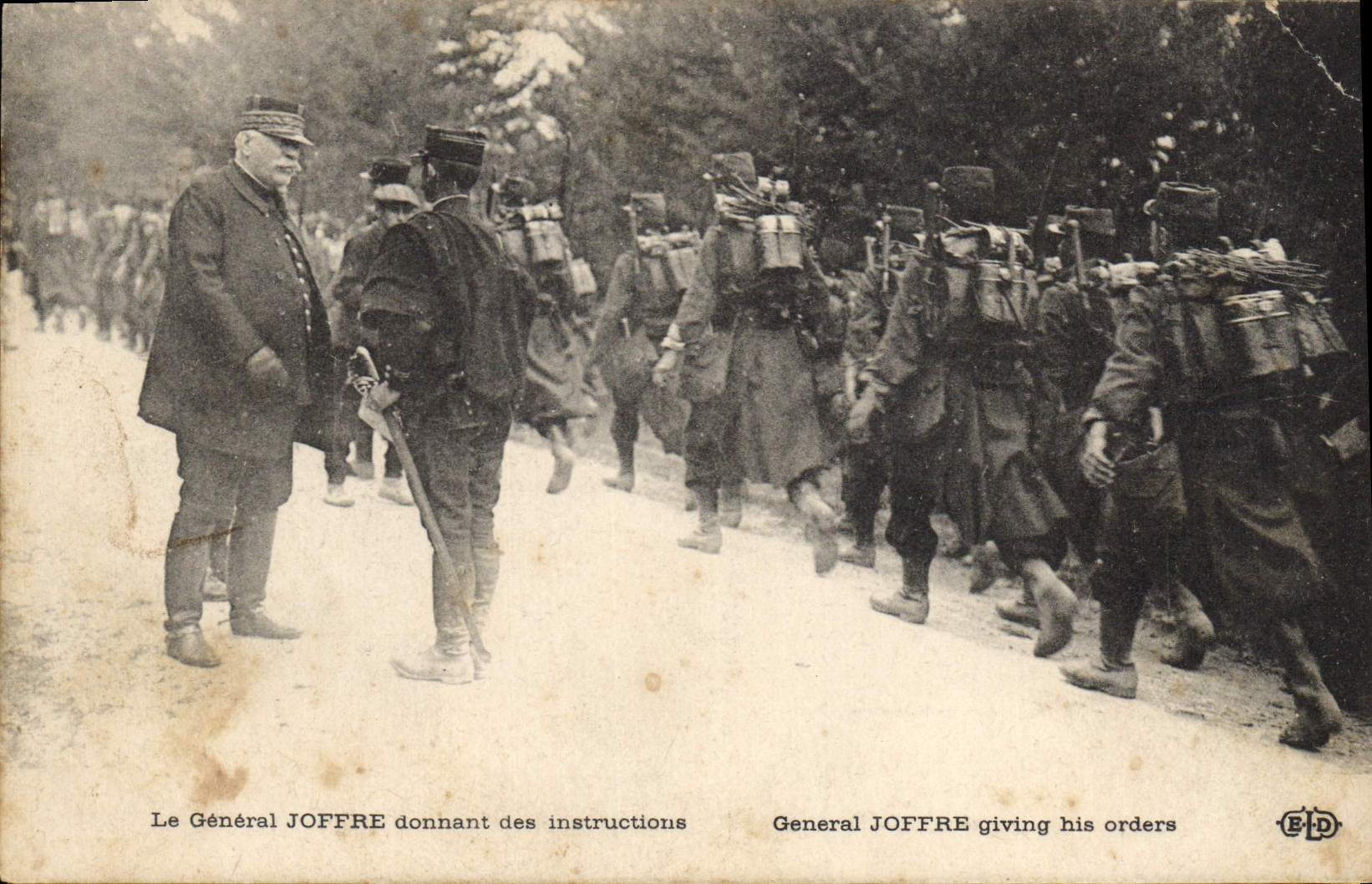 CPA Militaria Le General Joffre donnant des instructions 