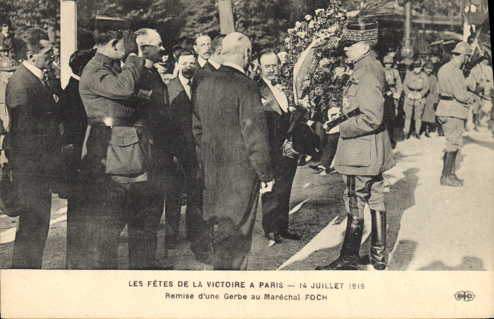 Les Fêtes de la Victoire à Paris — Remise d'une Gerbe au Maréchal Foch — 14 juillet 1919