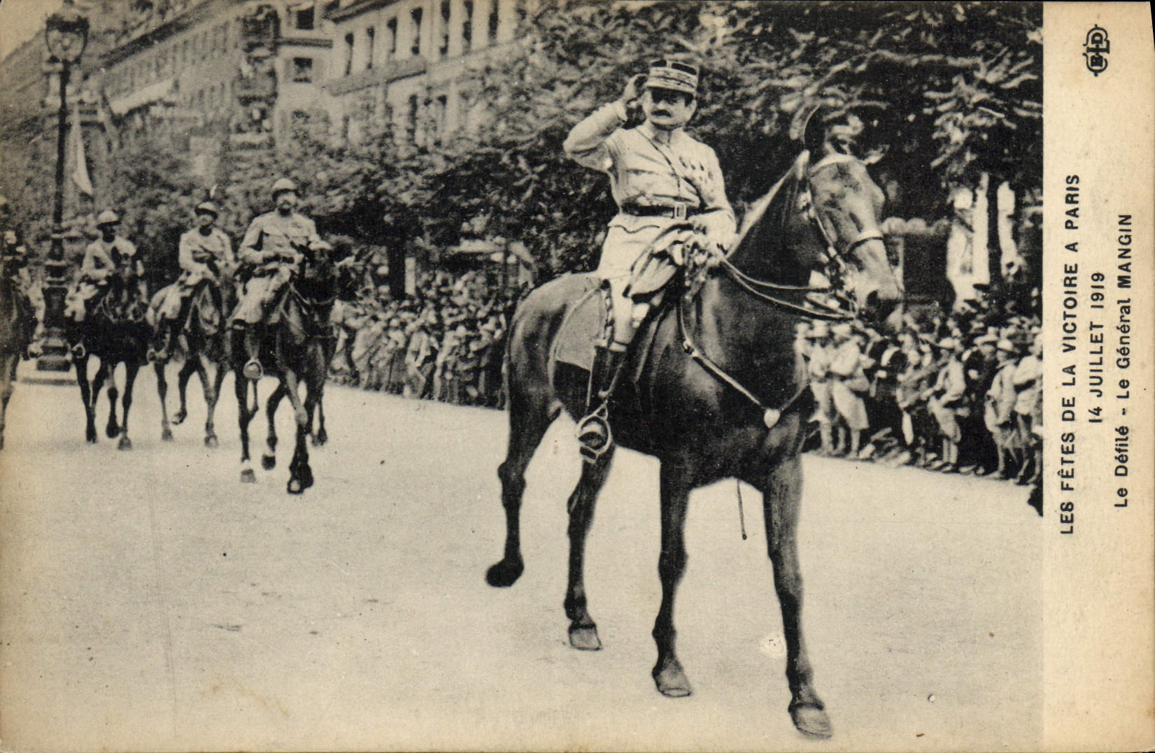 CPA Militaria Les Fetes de la Victore 14 juillet 1919 Le defile Le General Mangin 