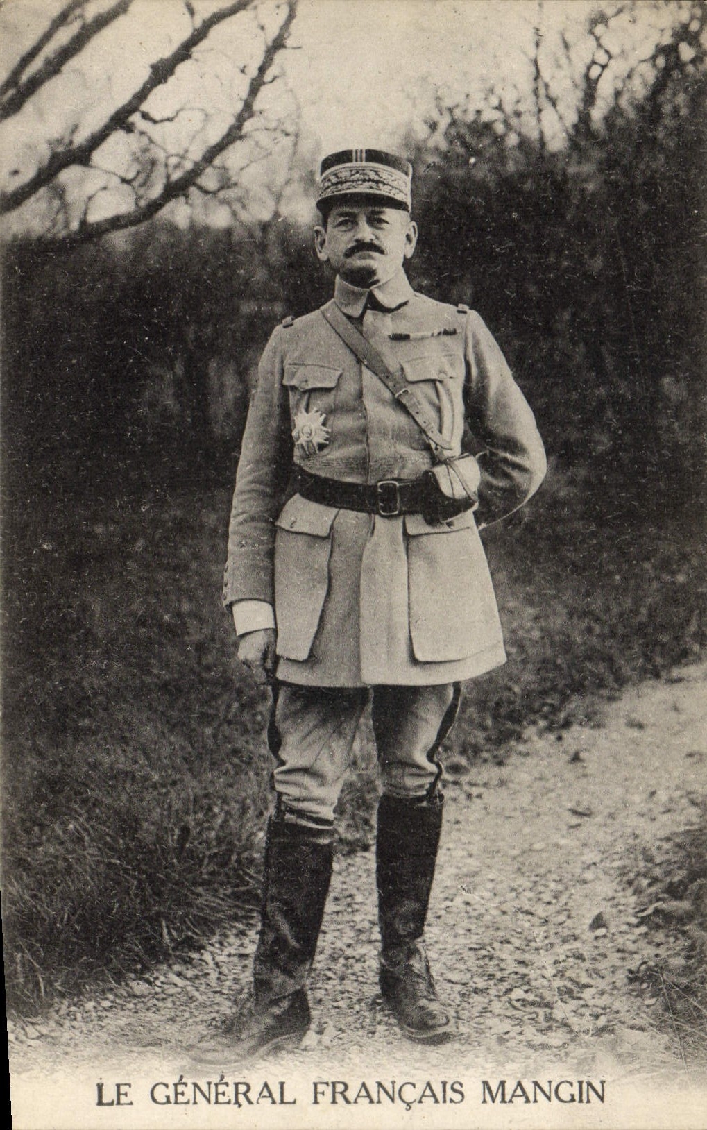 Le Général Français Mangin — en uniforme militaire — carte postale