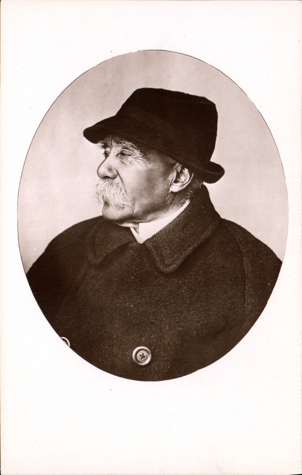 CPA Militaria Georges Clemenceau dans ses visites au front pendant la guerre 