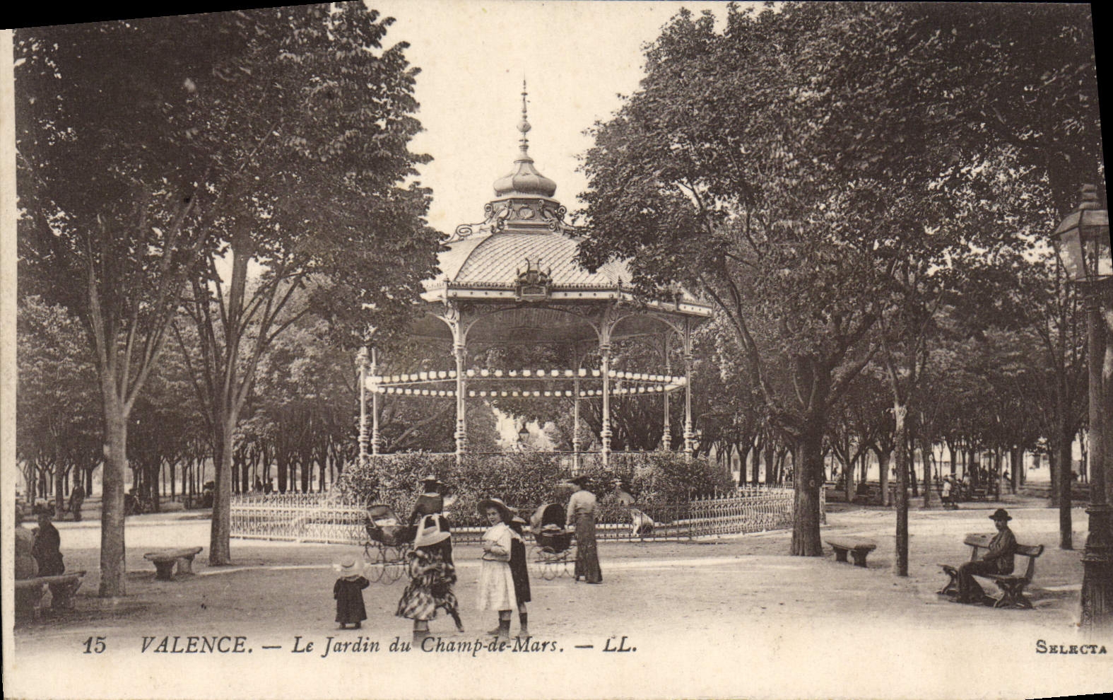 CPA Kiosque Valence Le jardin du Champ de Mars 
