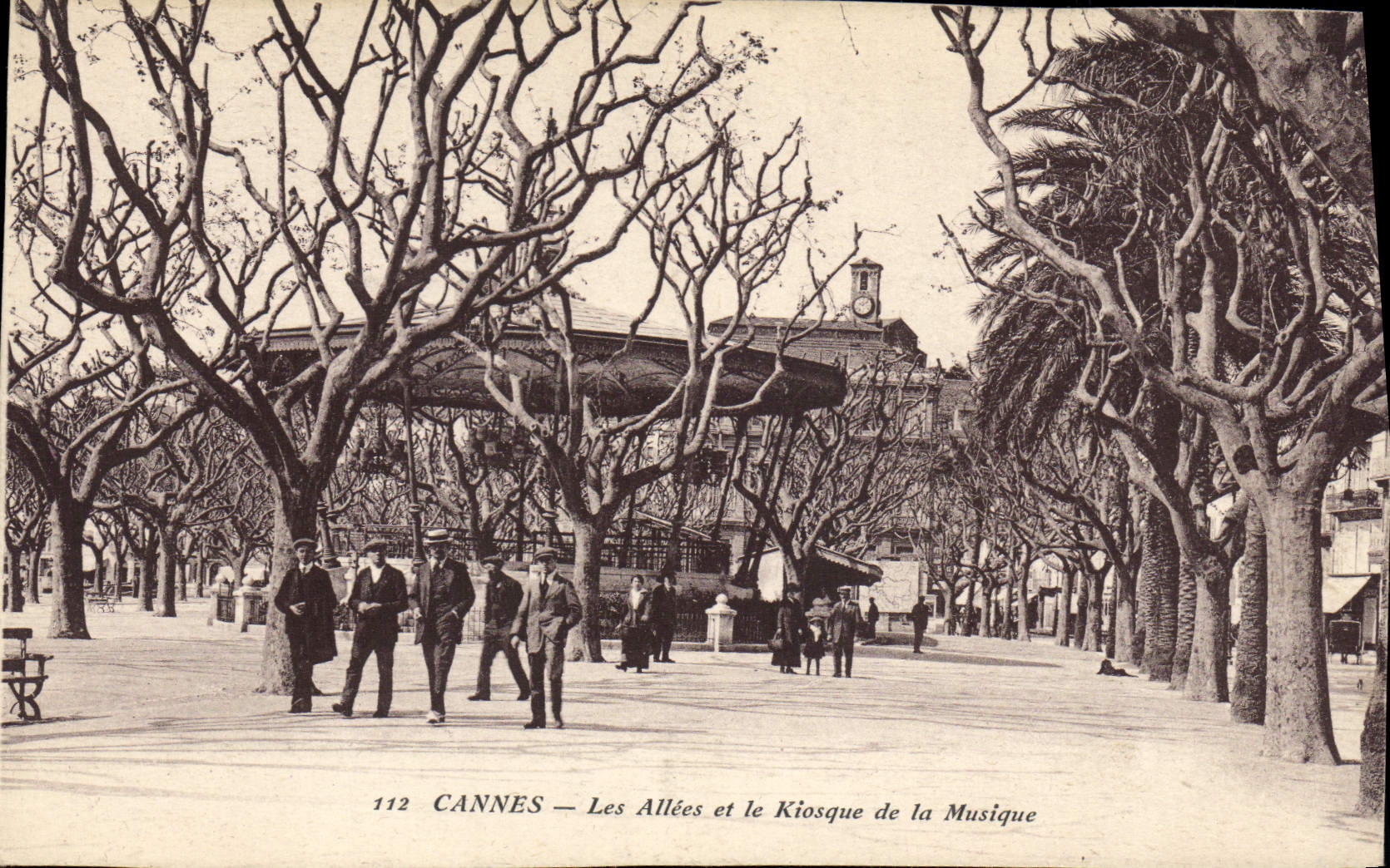 CPA Cannes Les allees et le Kiosque de la musique 