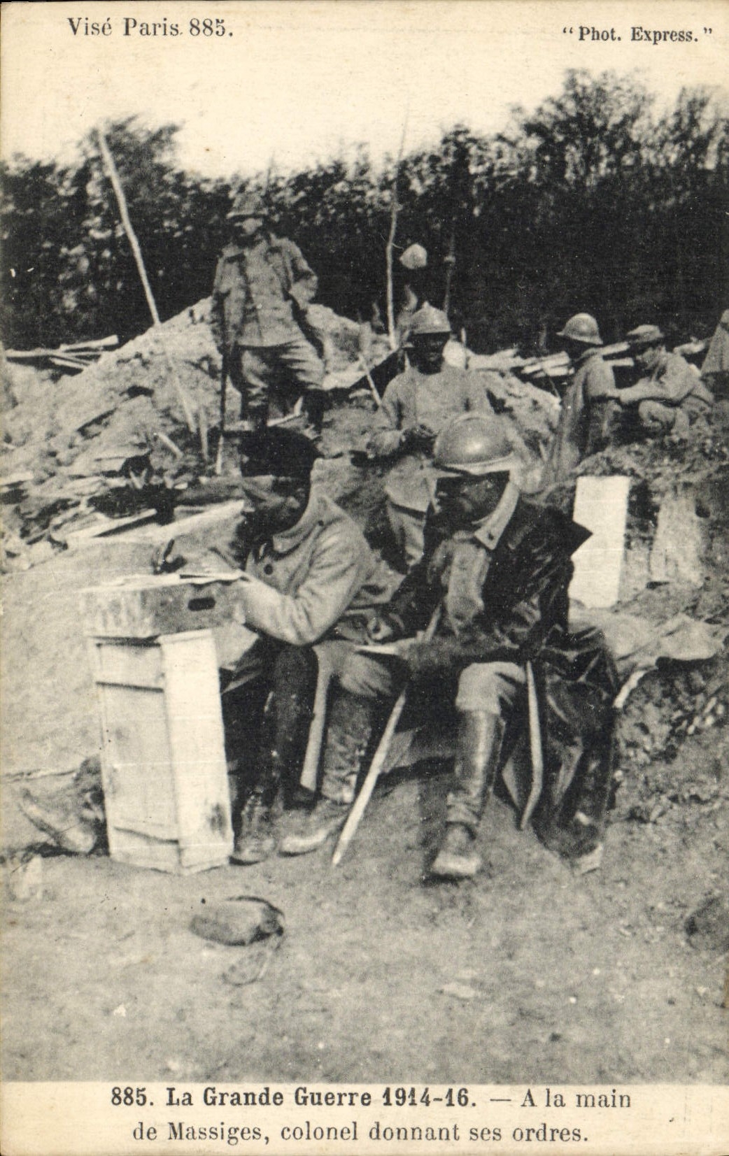 La Grande Guerre 1914-16 — Colonel de Massiges donnant ses ordres — Phot. Express, n° 885