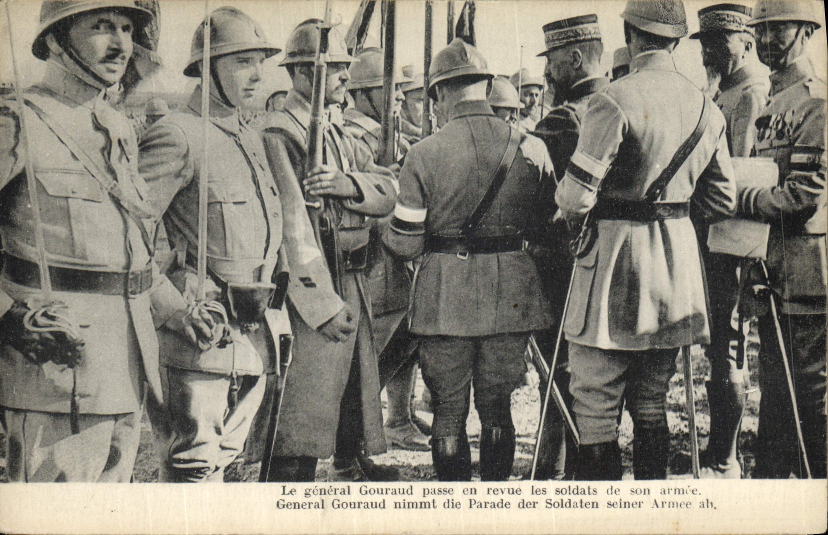Le général Gouraud passe en revue les soldats de son armée — CPA CPAPHIL