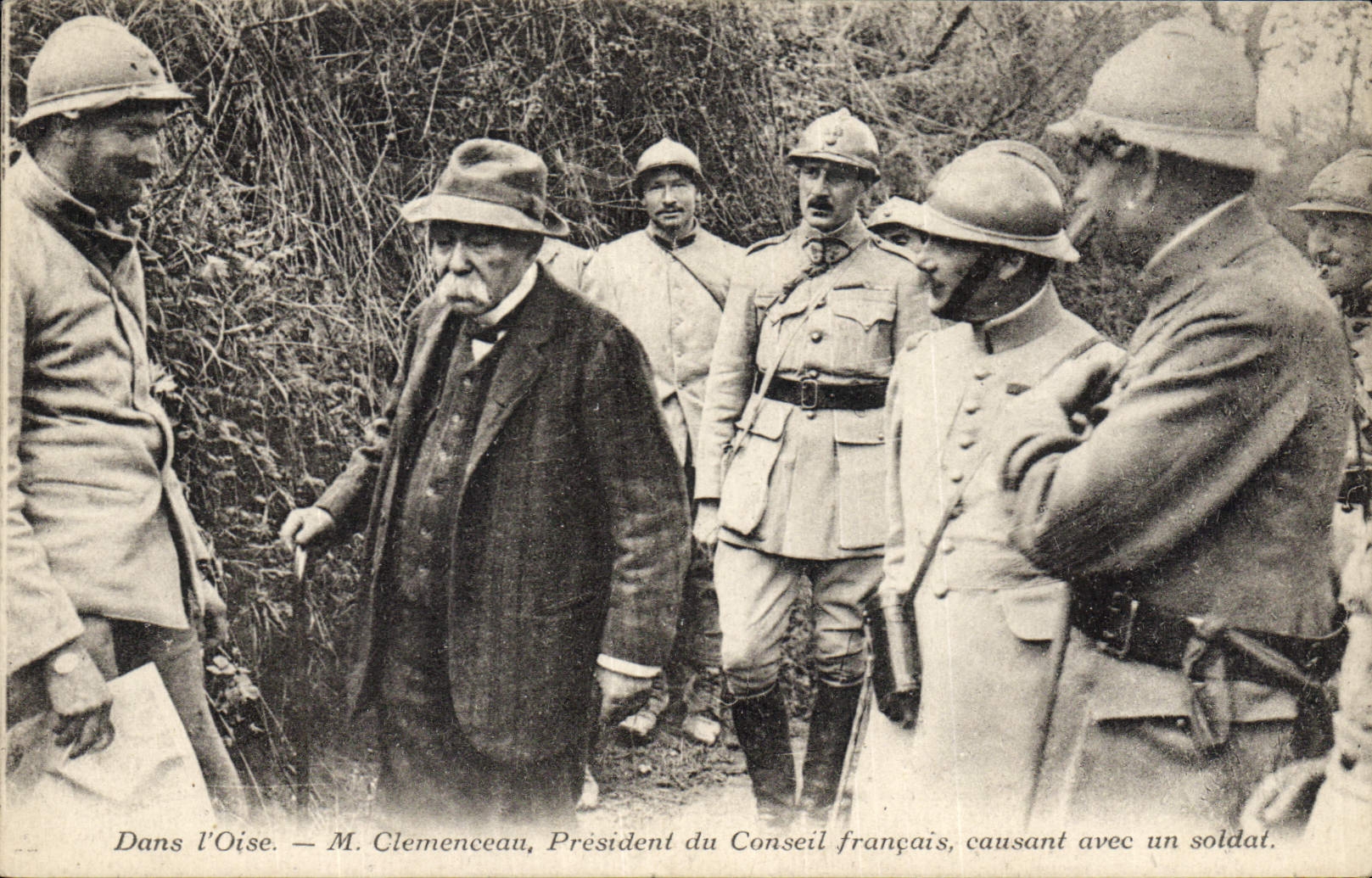 Dans l'Oise — M. Clemenceau, Président du Conseil français, causant avec un soldat