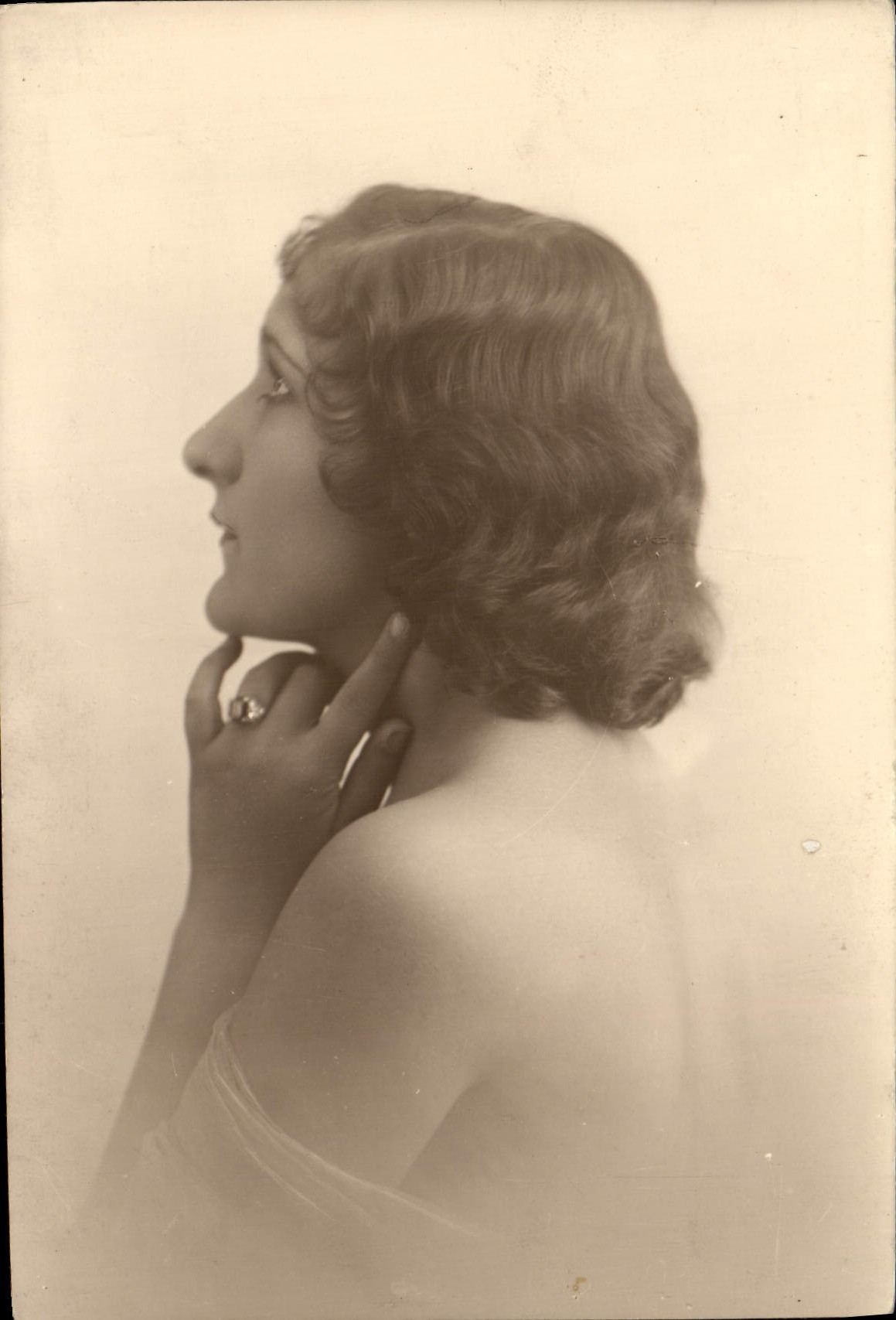 Portrait de femme — profil — Photo Midget, Paris