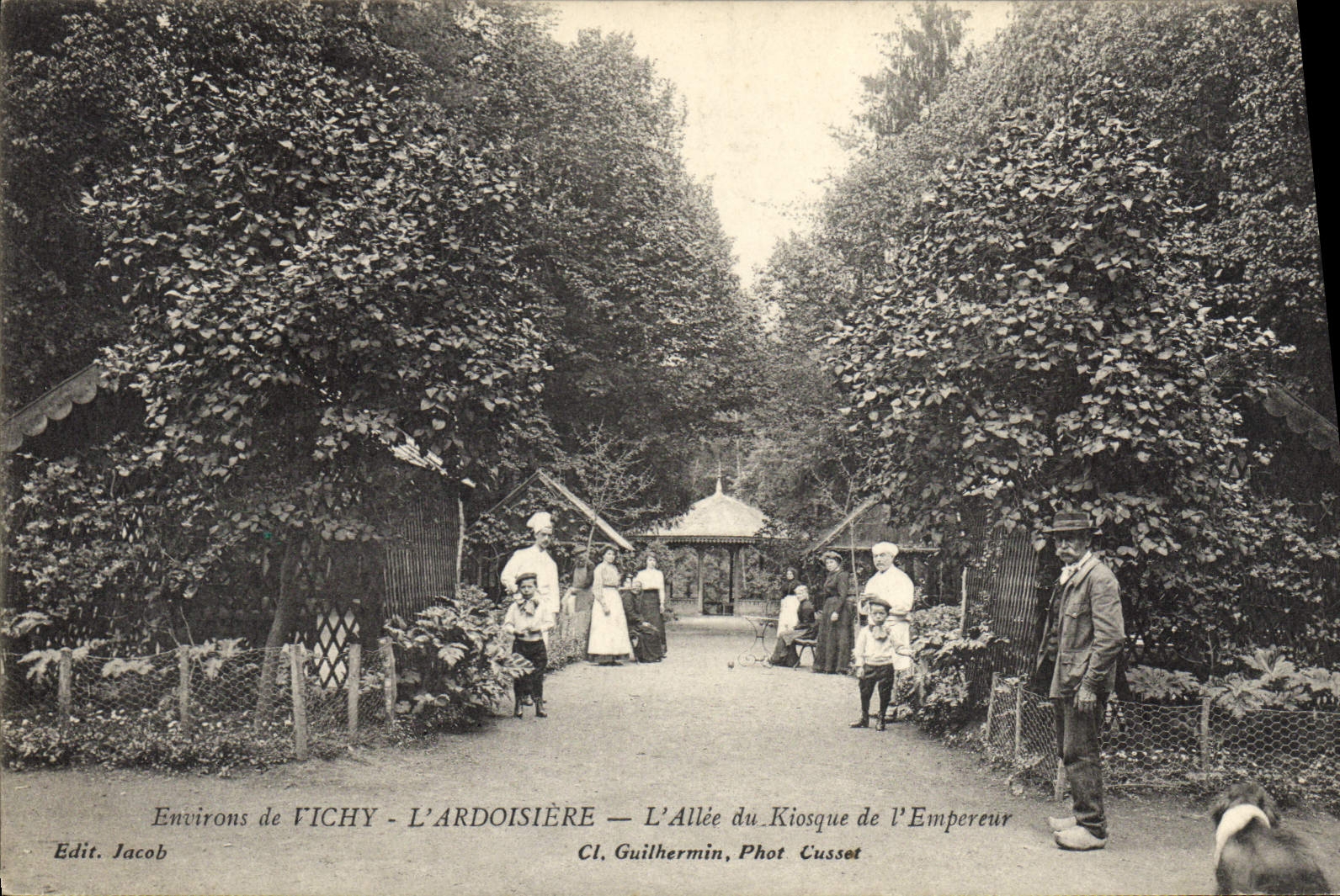 Environs de VICHY - L'ARDOISIÈRE — L'Allée du Kiosque de l'Empereur — Edit. Jacob, Phot. Cusset