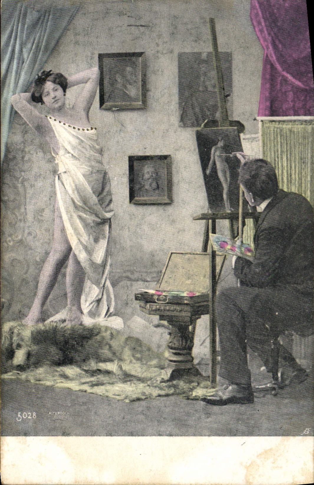 Sujet : modèle féminin en robe drapée — atelier d'artiste — éditeur Alterrocca, n° 5028