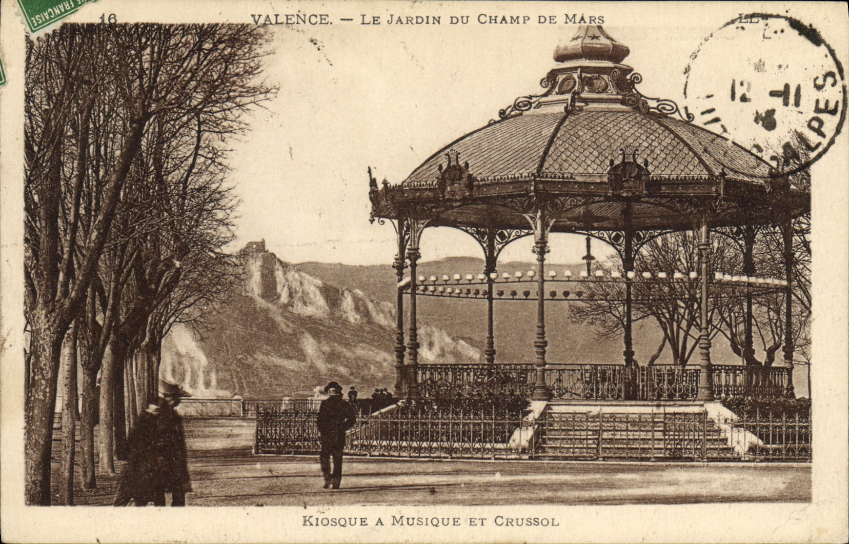 CPA Kiosque a musique et Crussol Valence Le jardin du Champ de Mars 