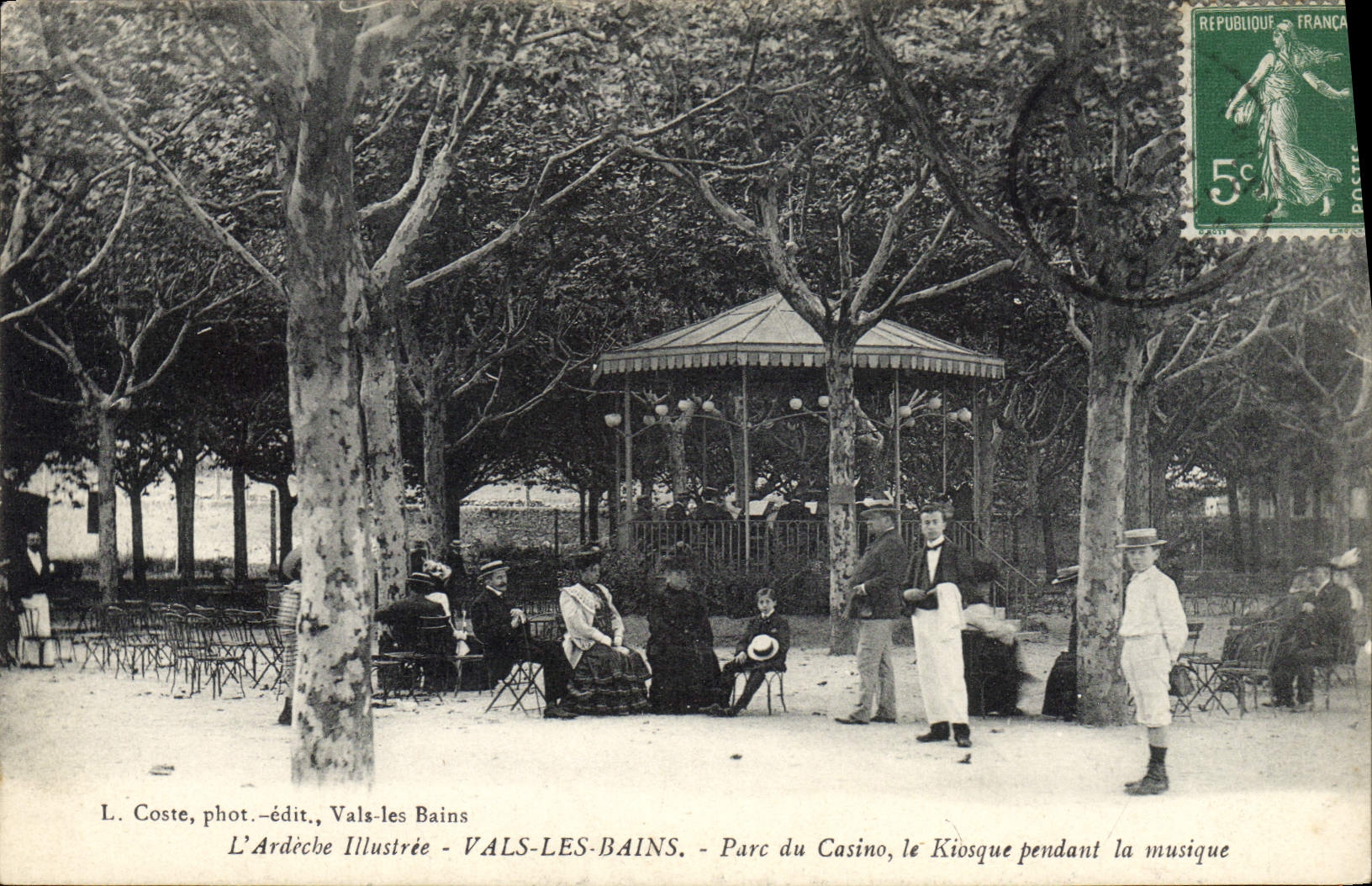 Vals-les-Bains — Parc du Casino, le Kiosque pendant la musique — L'Ardecbe Illustrée, édit. L. Coste