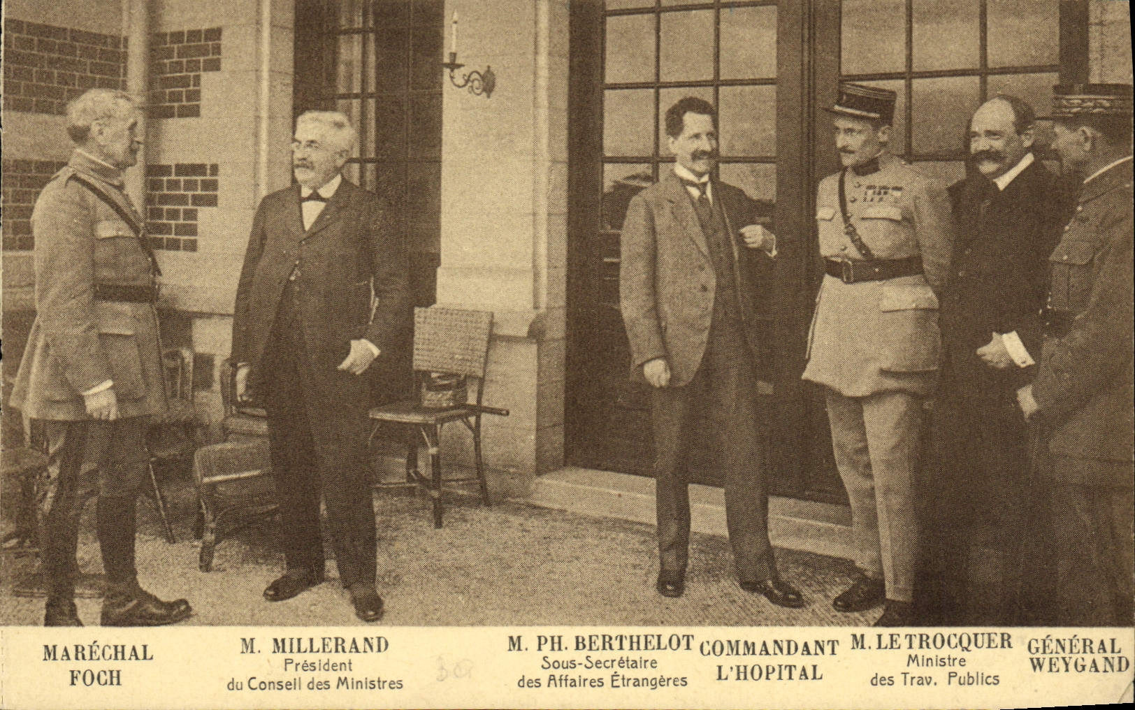 CPA Militaria Sur la terrasse de la villa du Neubois pendant la conference de Spa en 1920 Marechal Foch Millerand Berthelot 