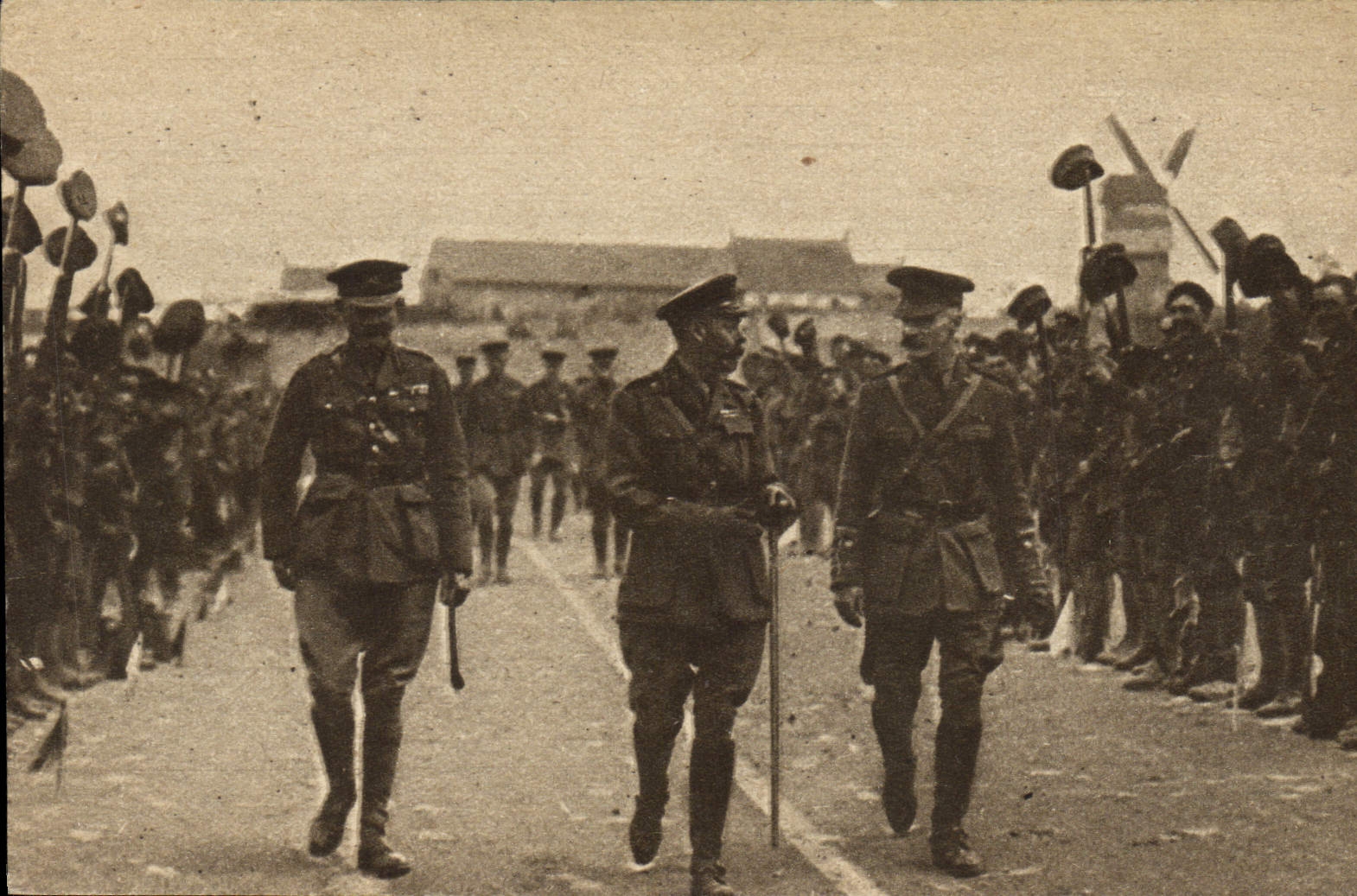 CPA Militaria Le roi Georges V sur lef ront occidental acclame par les Tommies 
