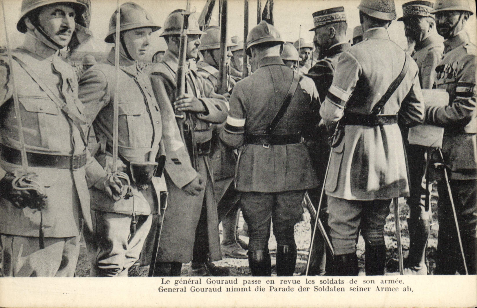 Le général Gouraud passe en revue les soldats de son armée — CPA CPAPHIL