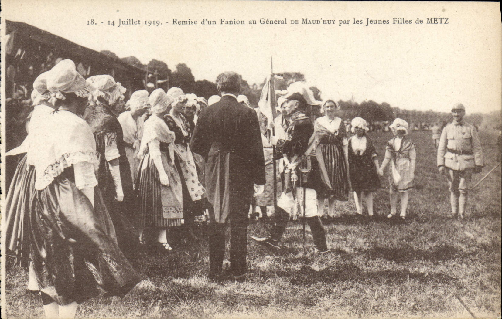 Remise d'un Fanion au Général de Maud'huy par les Jeunes Filles de Metz — 14 Juillet 1919