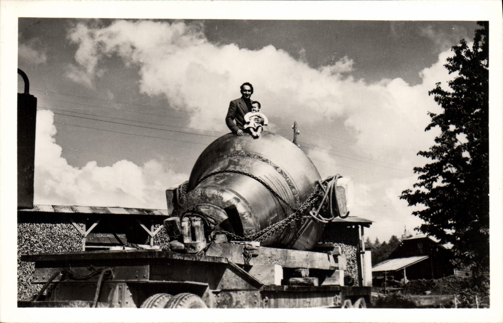 Monsieur A. Paccard et les deux « Thérèse » — le bourdon de la Basilique de Lisieux, sa fille, née le jour de la mise en chantier de la cloche — Les Fils de G. Paccard, Annecey-lès-Éaux