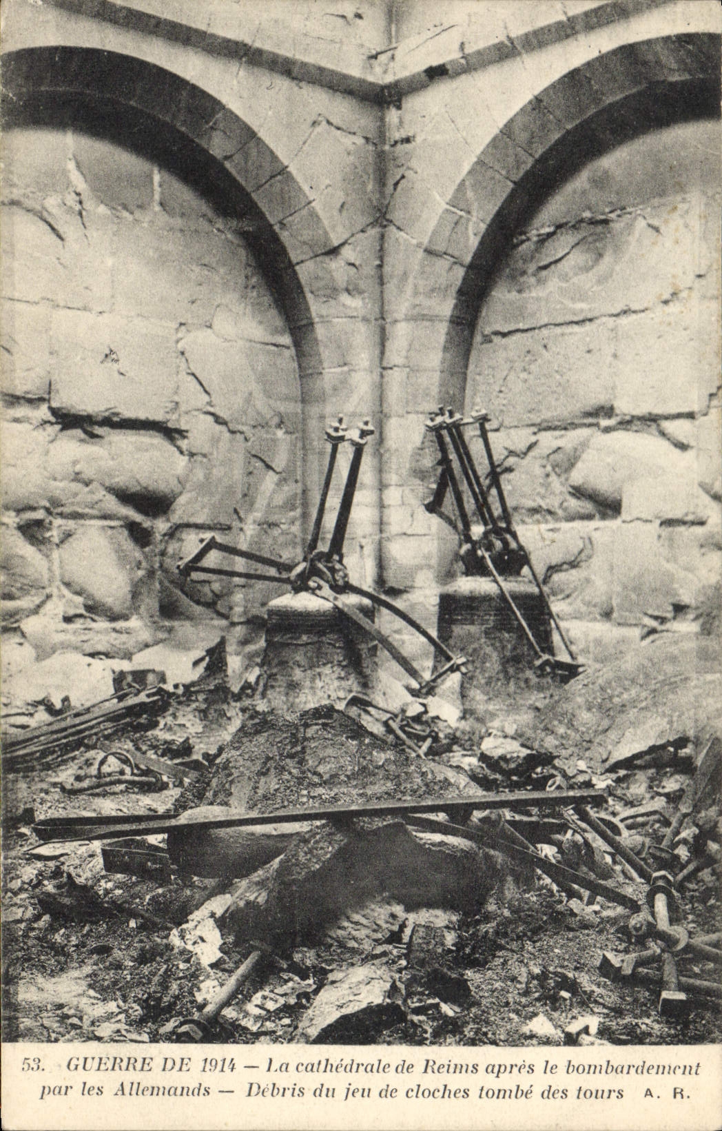 CPA Cloche Cathedrale de Reims apres le bombardement par les Allemands