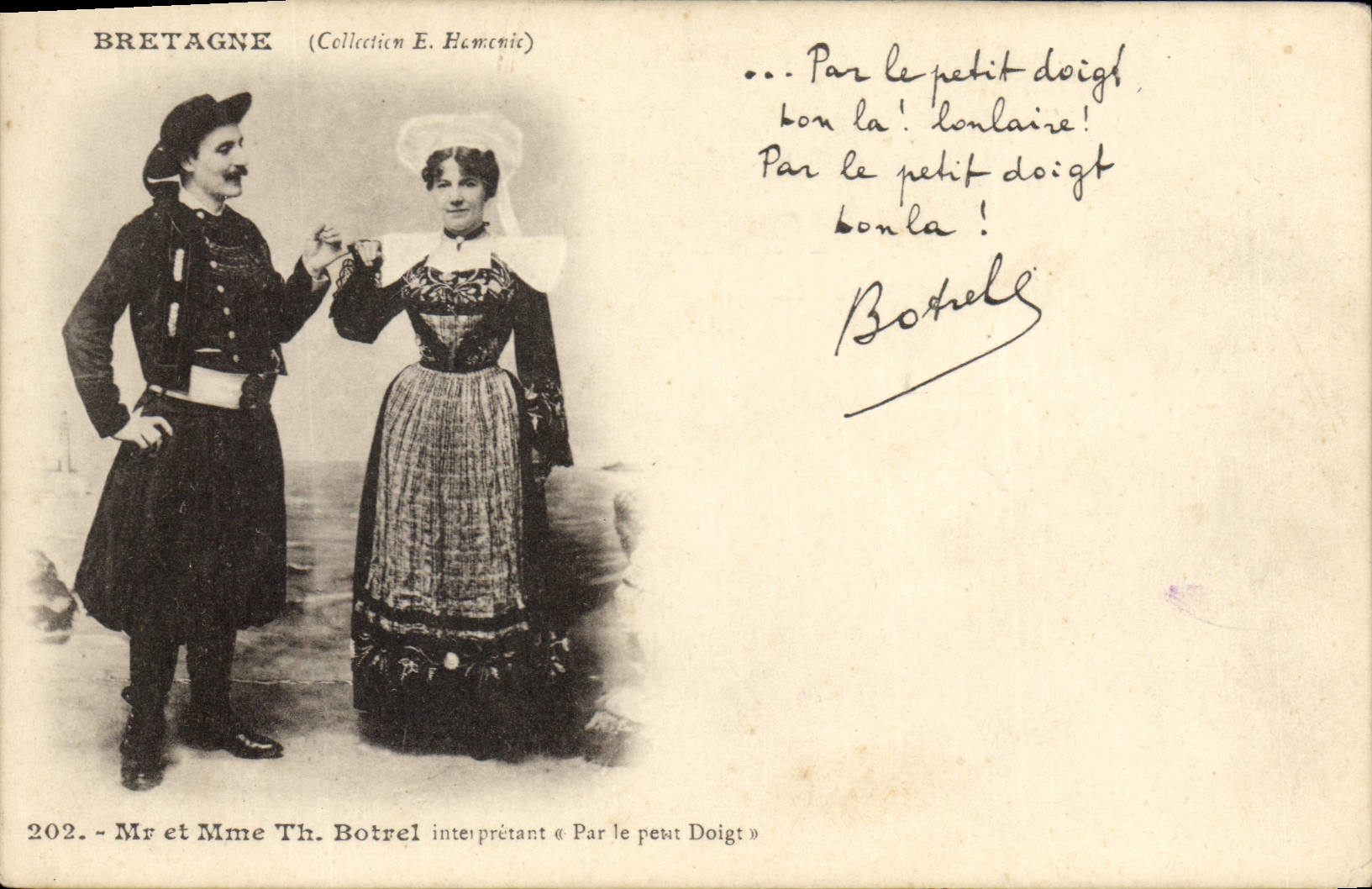 CPA Folklore Bretagne Mr et Mme Botrel interpretant Par le Petit Doigt