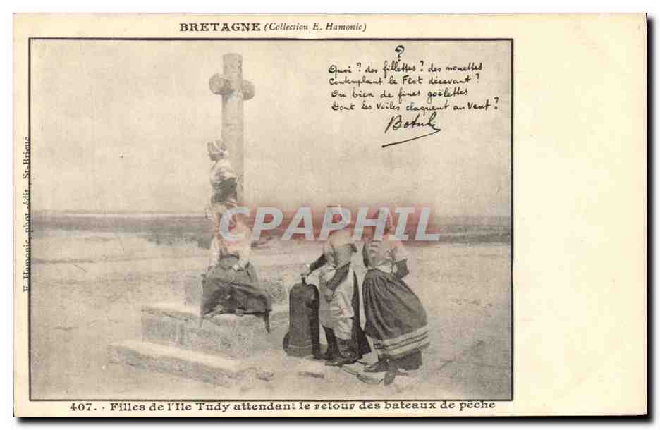 CPA Folklore Bretagne Filles de l'Ile Tudy attendant le retour des bateaux de peche
