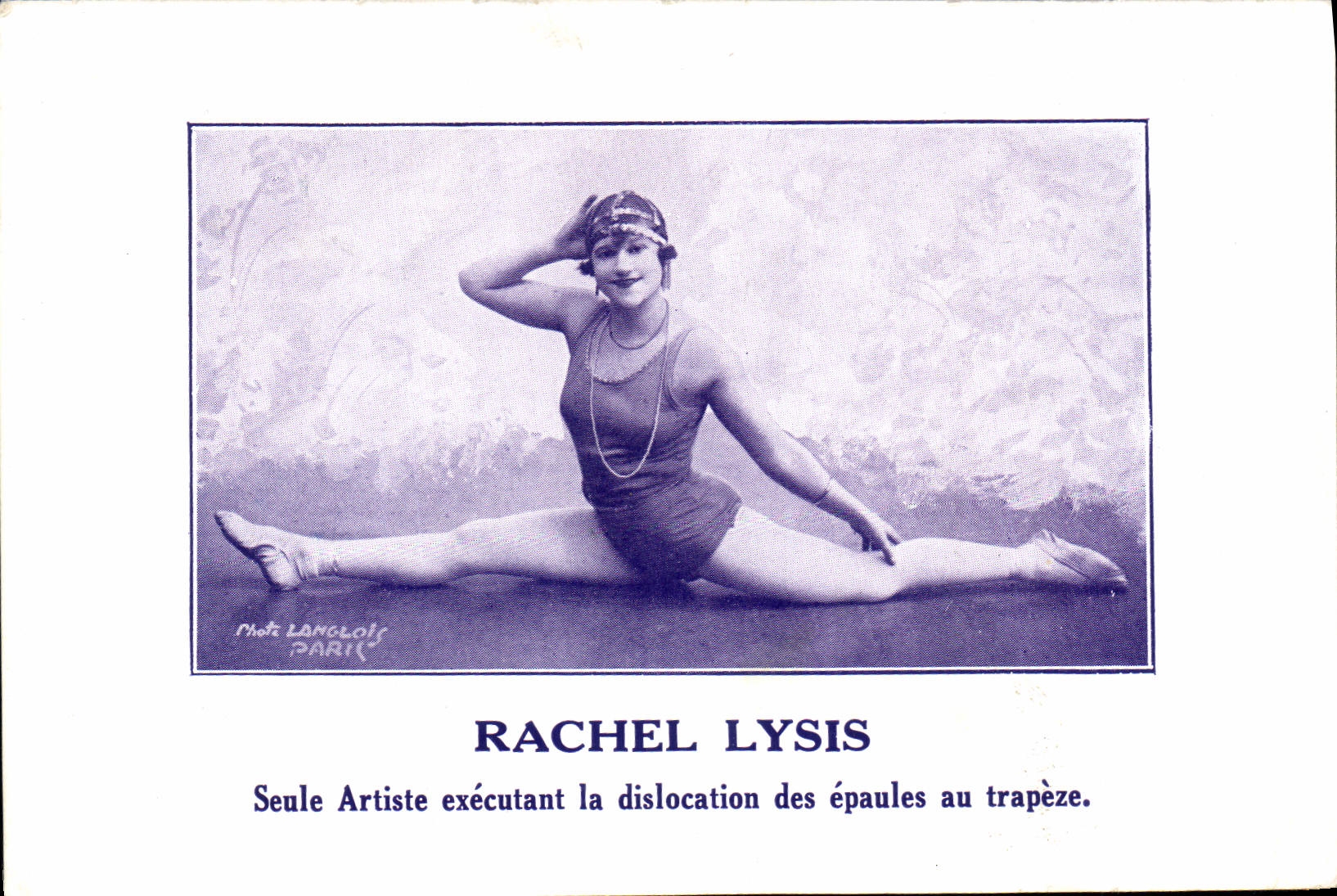 Rachel Lysis — Artiste exécutant la dislocation des épaules au trapèze — Photo Langlois, Paris