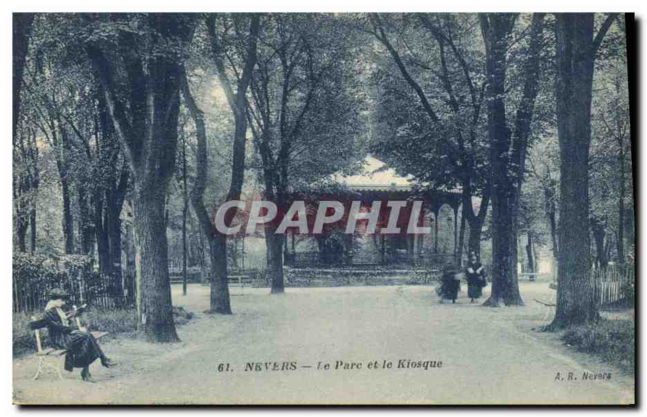 CPA Nevers Le parc et le Kiosque 