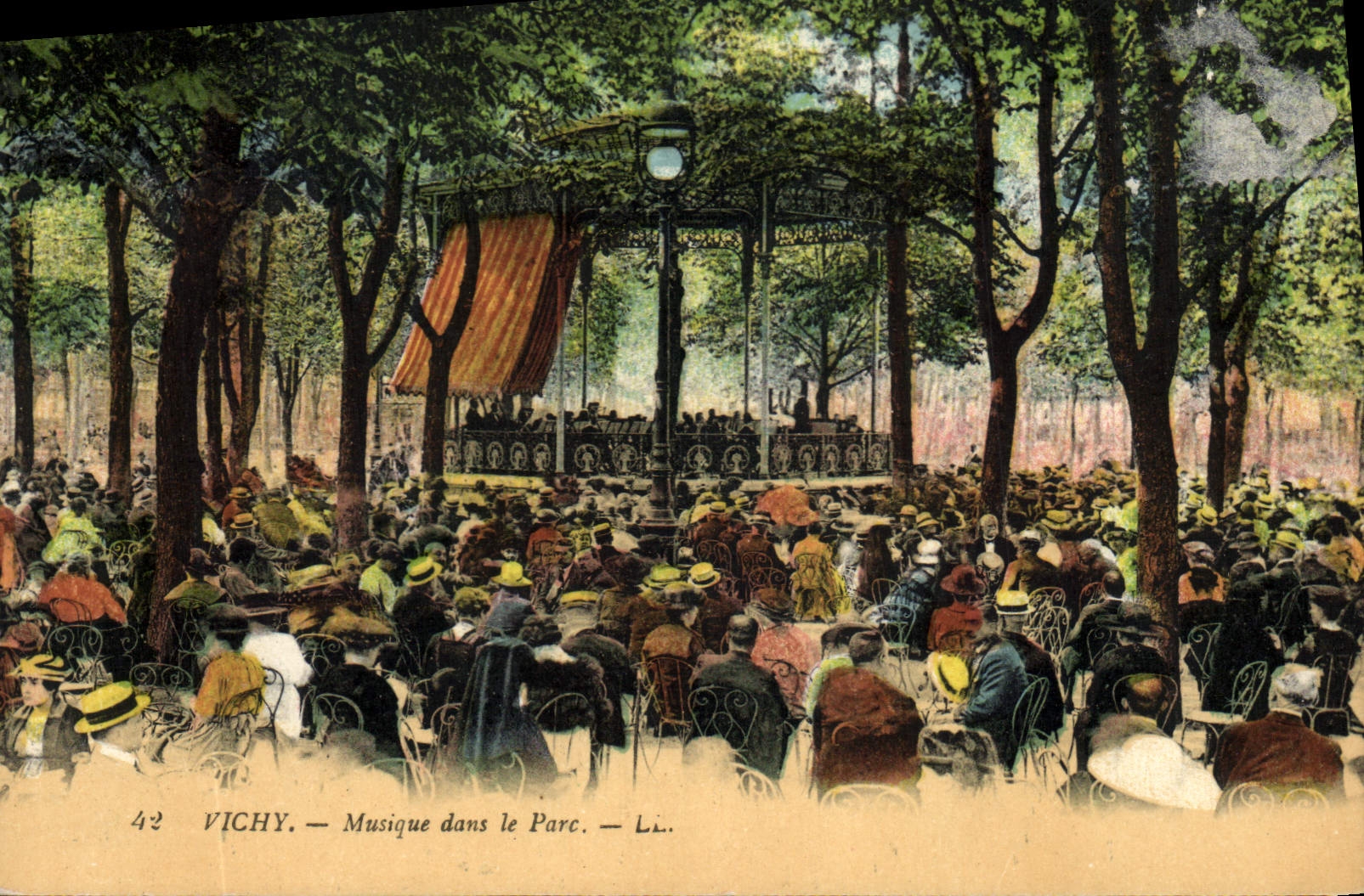 CPA Kiosque Vichy Musique dans le parc