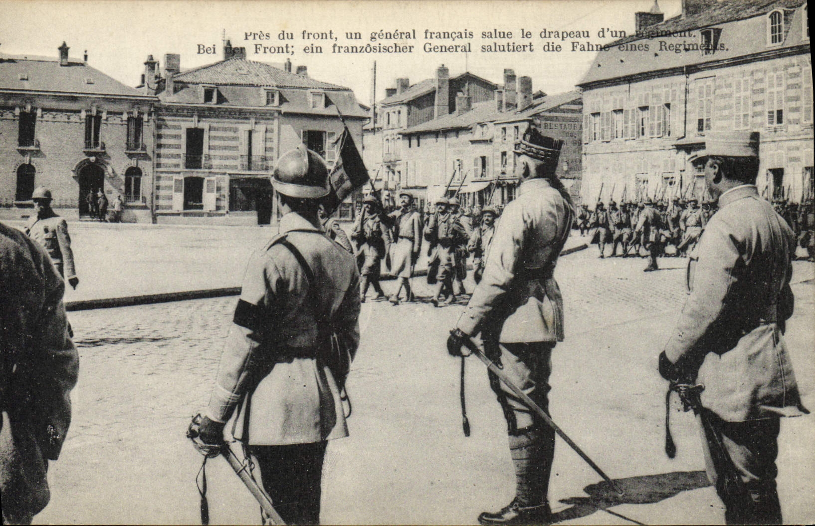Près du front, un général français salue le drapeau d'un régiment — texte bilingue français/allemand — éditeur CPAPHIL