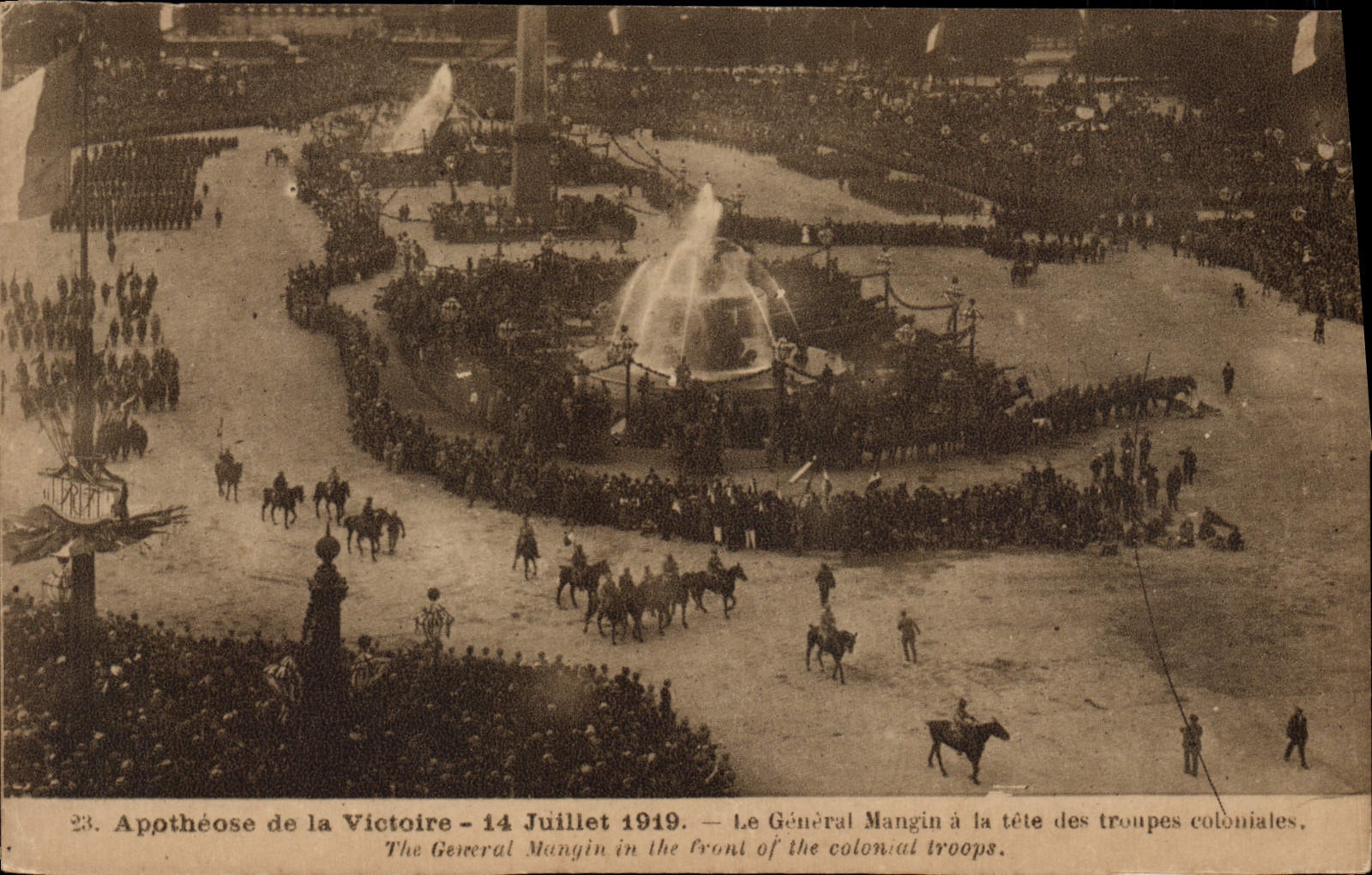 CPA Militaria Apotheose de la Victoire Le General Mangin a la tete des troupes coloniales 