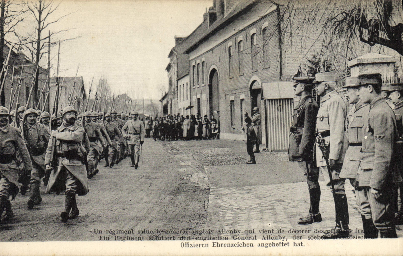 Regiment saluant le général anglais Allenby — décoré des officiers français — éditeur CPAPHIL