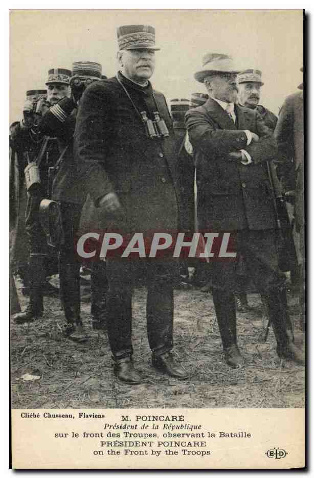 CPA Militaria M Poincare President de la Republique sur le front des troupes observant la bataille