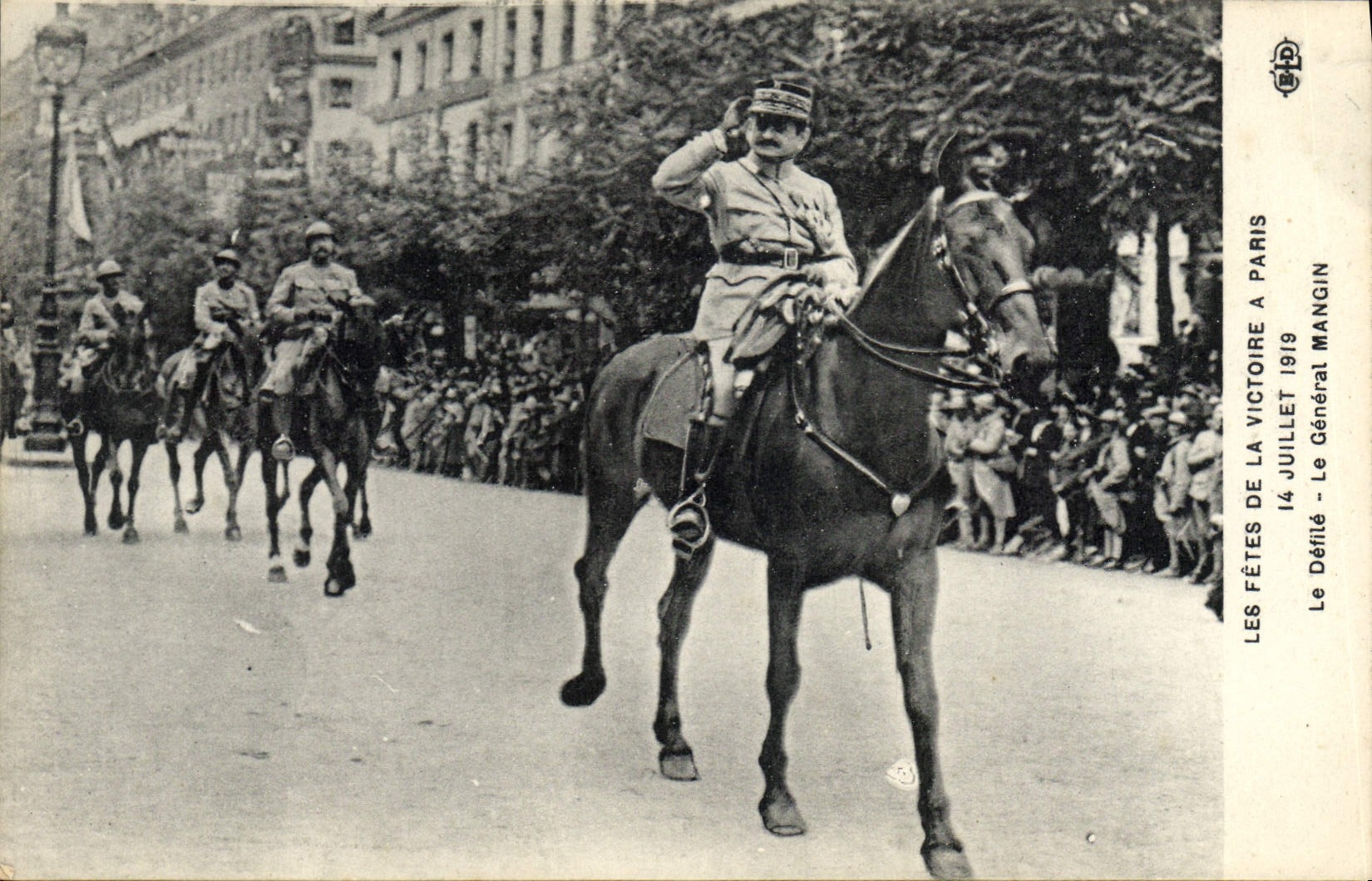 CPA Militaria Fetes de la Victoire a Paris 14 Juillet 1919 Le defile Le general Mangin