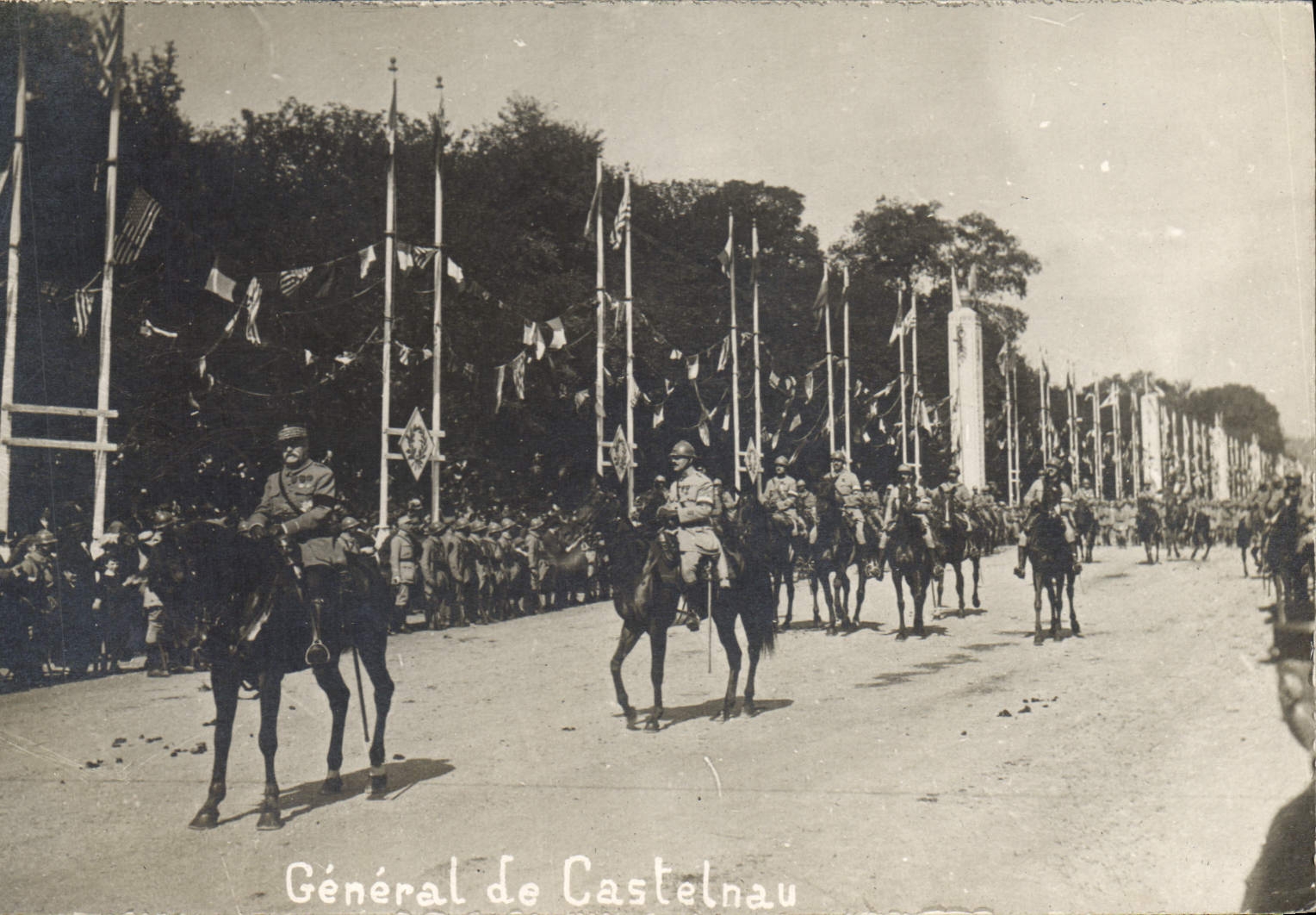Général de Castelnau — Parade militaire à cheval — Éditeur Laugier, Paris