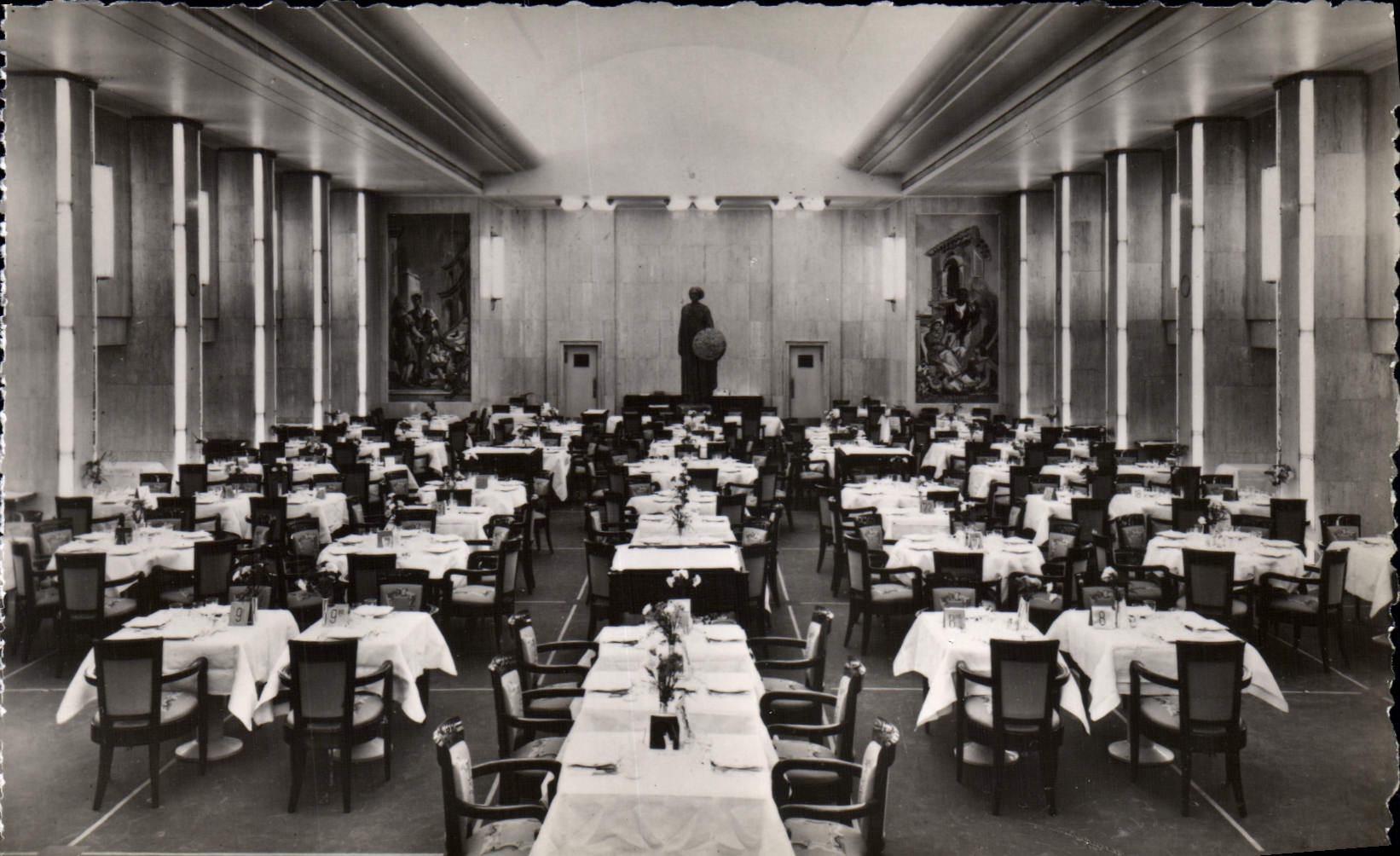 Salle à manger de 1re classe — Cliché « Liberté » — Compagnie Générale Transatlantique, Édition La Ligoine, Rouen (S.-L.)