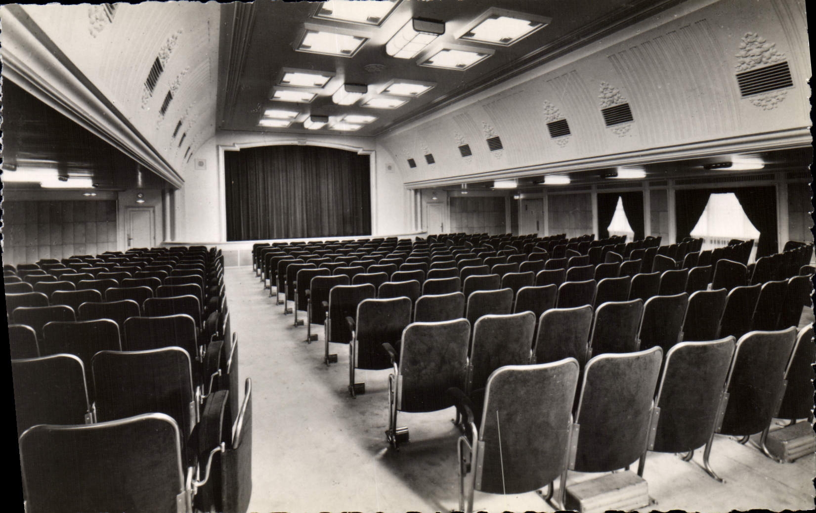 Salle de spectacle de 1re classe — Paquebot « LIBERTÉ » — Édition La Crique (S.-I.)