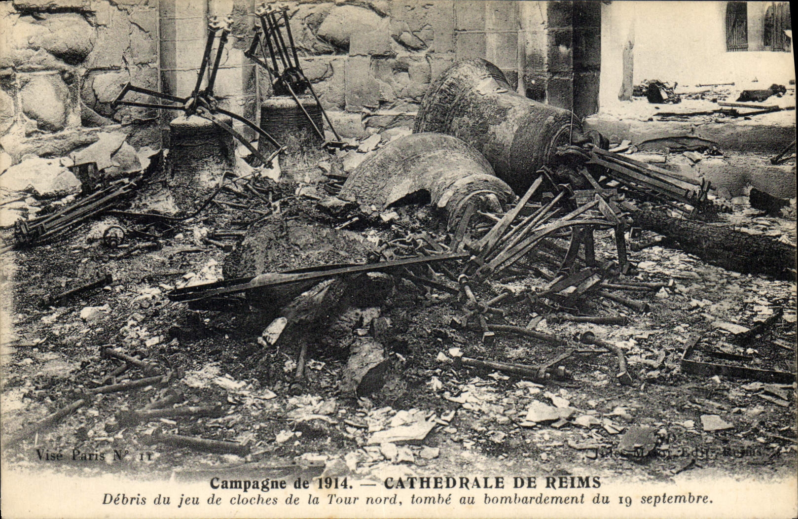 CPA Cloche Cathedrale de Reims Debris du jeu de cloches de la tour Nord tombe au bombardement 