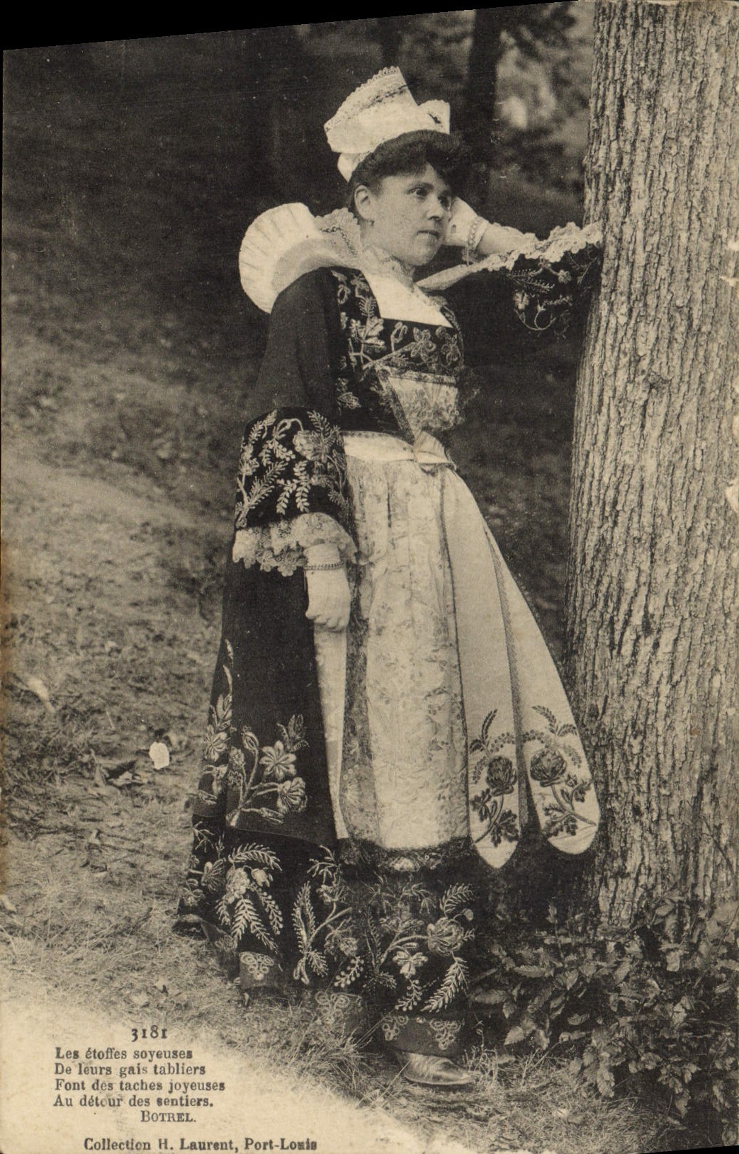CPA Folklore Bretagne Femme 