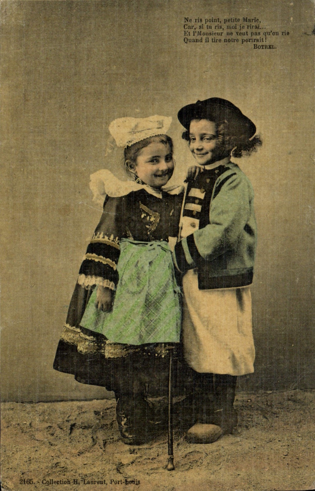 CPA Folklore Bretagne Enfants (carte toilee) 