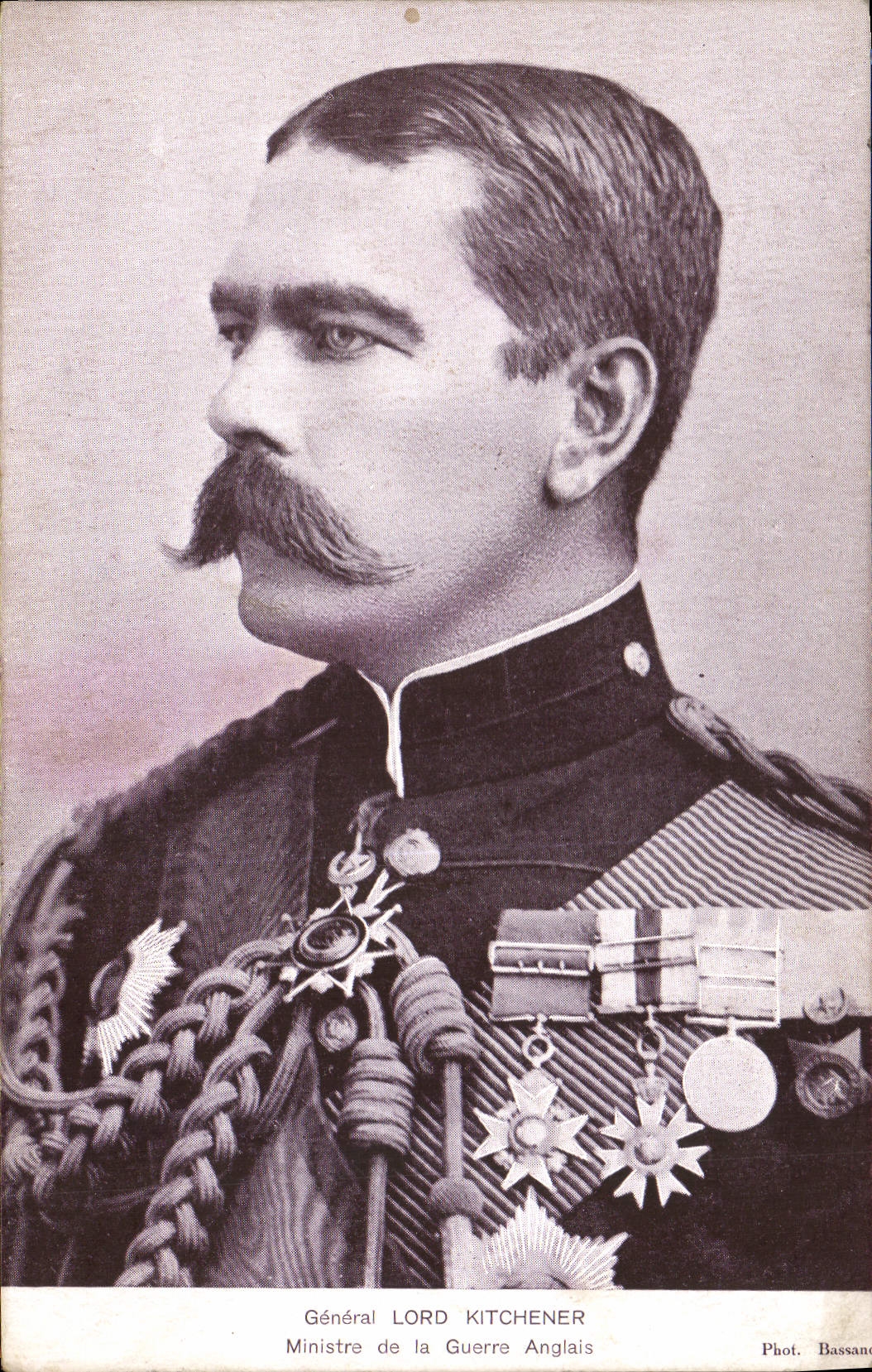 Général Lord Kitchener — Ministre de la Guerre Anglais — Phot. Bassano