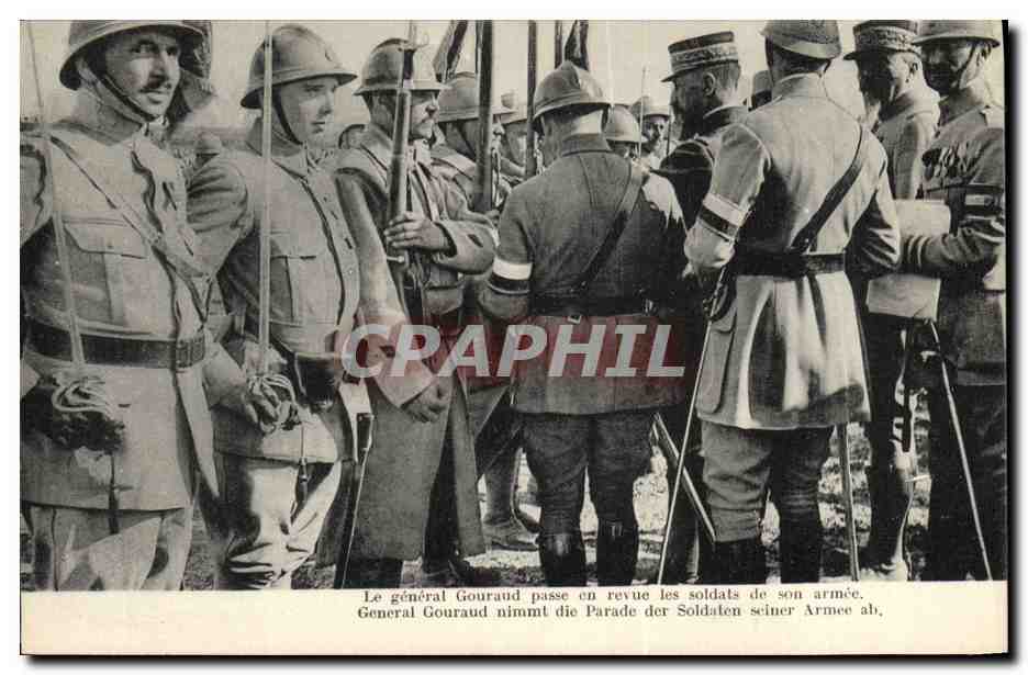 Le général Gouraud passe en revue les soldats de son armée — CPA/CPM multilingue — éditeur non identifié