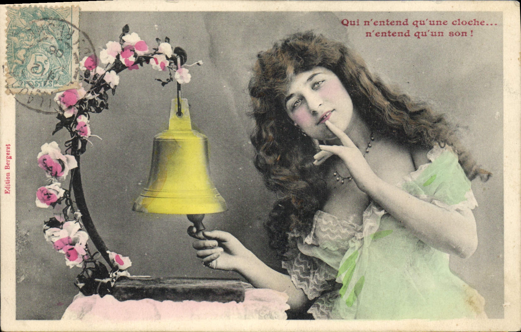 Femme avec cloche décorée de fleurs — Édition Bergeret — n° de série non visible