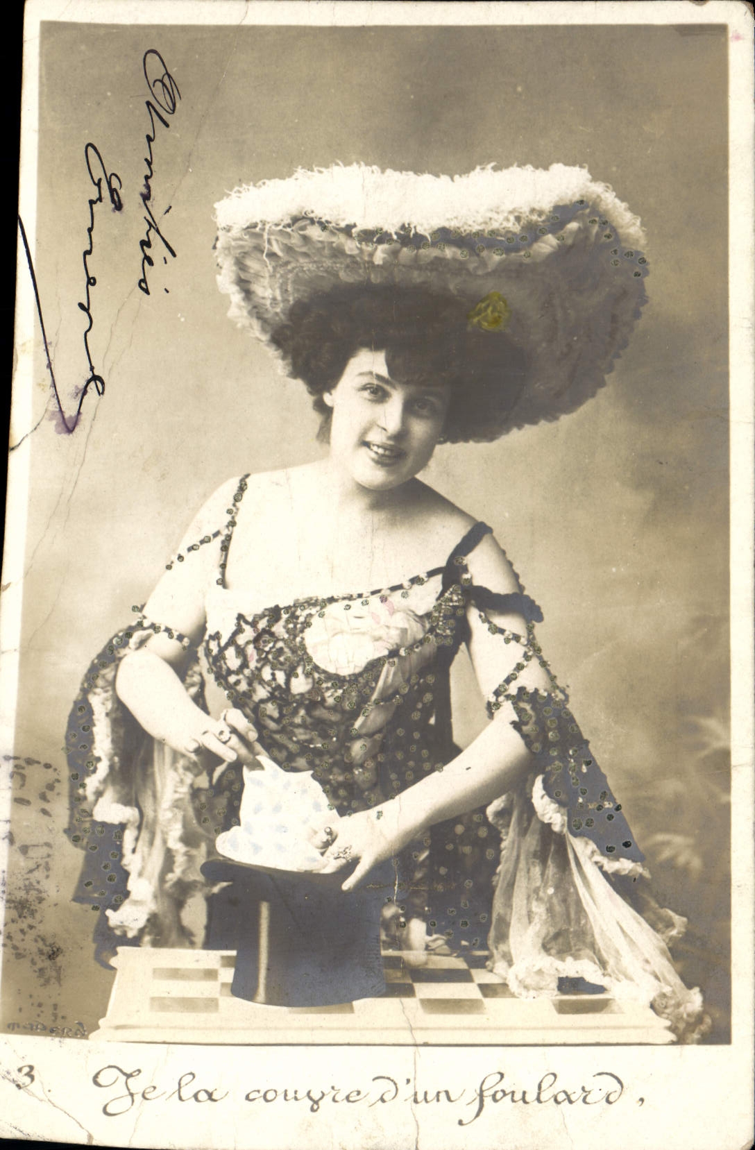 CPA Femme Je la couvre d'un foulard 