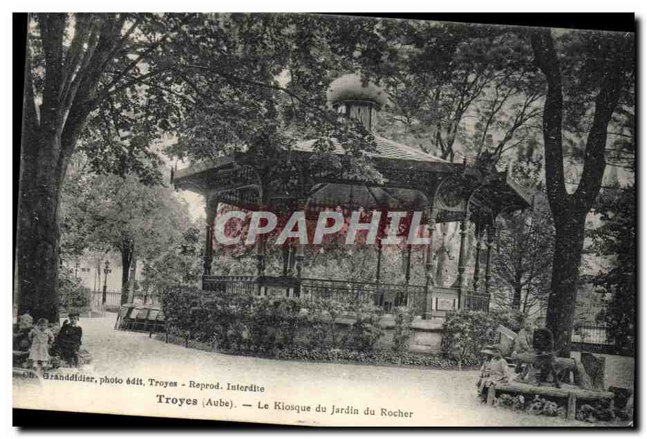 CPA Kiosque du jardin du rocher Troyes Enfants 