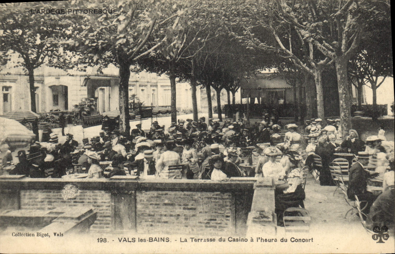 VALS-les-BAINS — La Terrasse du Casino à l'heure du Concert — Collection Bigot, Vals, n°198