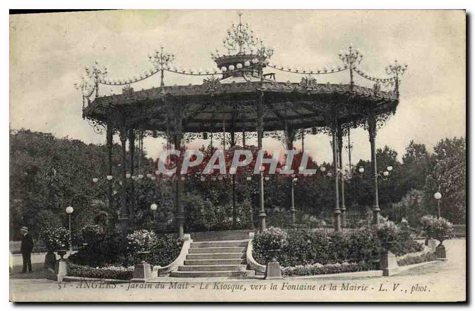 CPA Kiosque vers la fontaine et la mairie Angers Jardin du Mail 