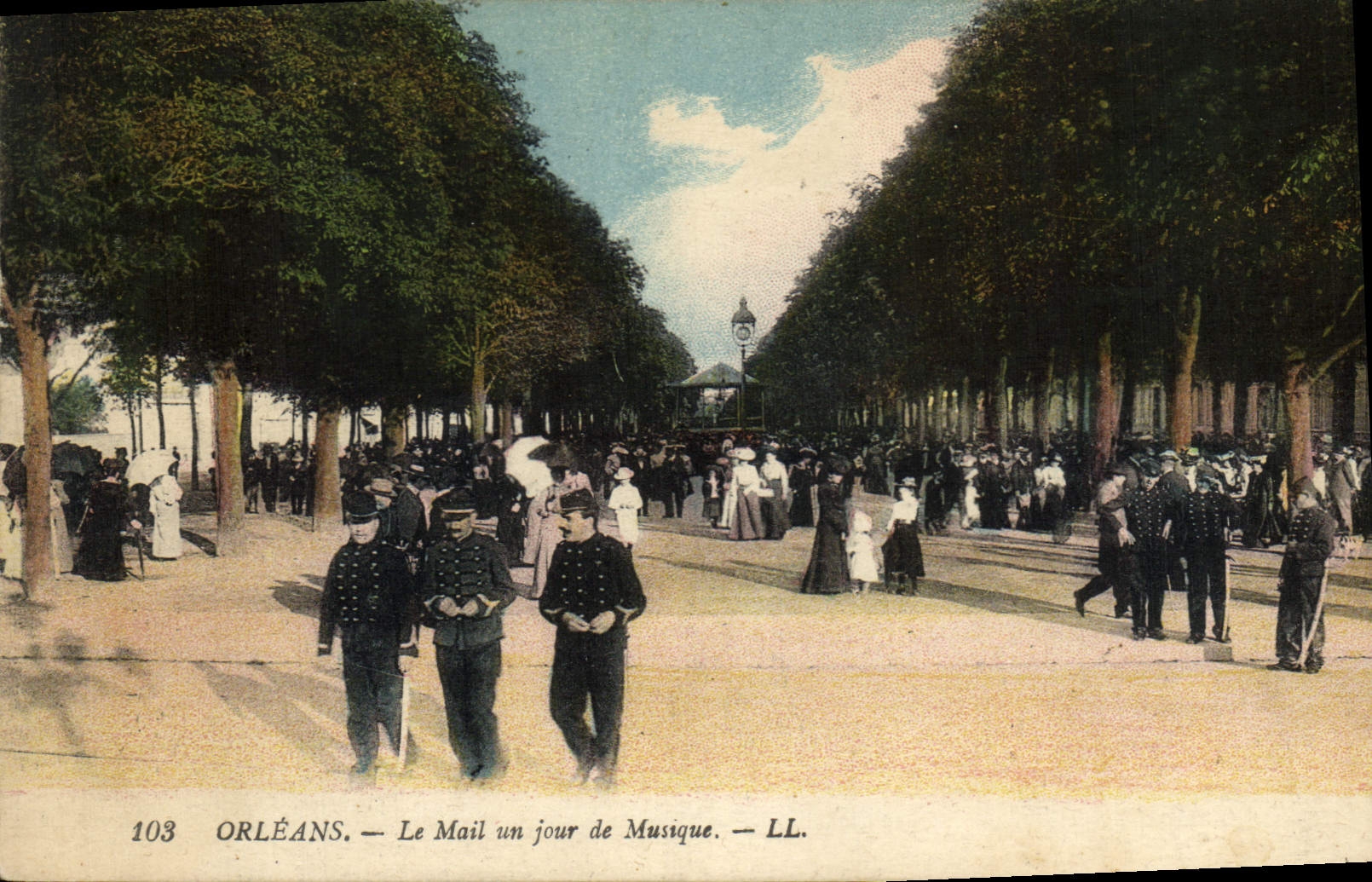 CPA Kiosque Orleans Le Mail un jour de musique 