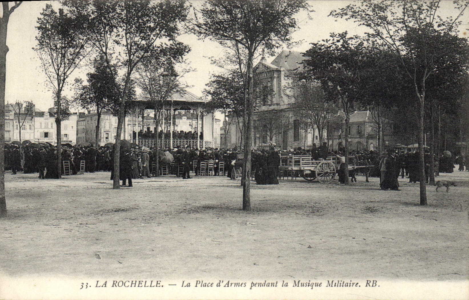 La Rochelle — La Place d'Armes pendant la Musique Militaire — RB
